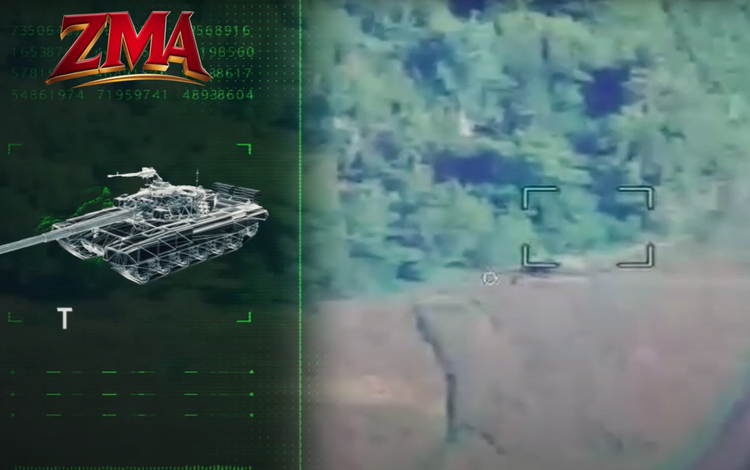 រថក្រោះ T-72 របស់រុស្ស៊ីចំនួនពីរគ្រឿង ដែលត្រូវបានគេប៉ាន់ស្មានថាមានតម្លៃសរុបប្រហែល 6 លានដុល្លារនោះ ឥឡូវនេះបានបង្ហាញពីភាពងាយរងគ្រោះដោយសារការវាយប្រហារដោយអ្នកបើកយន្តហោះគ្មានមនុស្សបើករបស់អ៊ុយក្រែន។ រូបថត៖ @កងវរសេនាធំវាយប្រហារឯករាជ្យទី២២៤។ 4-2170.png