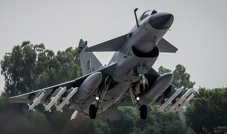 رغم امتلاكها ما يقارب 300 مقاتلة، معظمها من طرازات F-4D/E وF-14 وSu-24 من حقبة الحرب الباردة، تُعتبر هذه القوة شبه عديمة الجدوى في دور الدفاع الجوي الحديث. فالطائرات القديمة تُعيق قدرة إيران على شن هجمات مضادة فعّالة، مما يُلقي بعبء الدفاع على عاتق منظومات الصواريخ الأرضية وترسانة الصواريخ الباليستية. 2.jpg