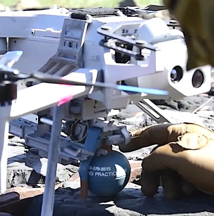 Binh sĩ Mỹ nạp lựu đạn tập M69 vào UAV bốn cánh quạt tại Khu huấn luyện Grafenwoehr, Đức, trong một bài thử nghiệm tích hợp thiết bị nổ với máy bay không người lái. Ảnh: US Army. attach-grenade-drone.jpg