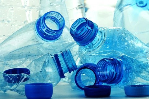 Nhựa PFAS có thể tồn tại trong môi trường và cơ thể người, tích tụ qua nước, đất và thực phẩm, gây ra nhiều nguy cơ cho sức khỏe và hệ sinh thái. hoa-chat-vinh-cuu-anh-getty-17224788615072091596610.jpg