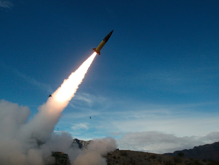 Contrairement à Storm Shadow, SCALP-EG ou ATACMS, tous trois soumis à des conditions d'aide occidentales, Flamingo est un produit national. Cela permet à l'Ukraine de choisir librement ses cibles, notamment des bases aériennes stratégiques, des entrepôts logistiques ou des infrastructures énergétiques sur le territoire russe, sans se soucier des restrictions politiques de ses alliés. 10.jpg
