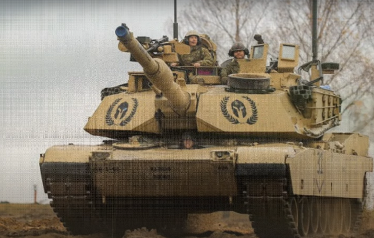 การนำโดรน Skydio X2D Multiband ออกจากยานรบ Bradley Fighting Vehicle ที่อยู่ด้านหน้า ช่วยให้ลูกเรือสามารถระบุภัยคุกคาม ติดตามการเคลื่อนไหวของข้าศึก และนำรถถัง Abrams M1A2 SEPv3 เคลื่อนที่ได้อย่างมีประสิทธิภาพและปลอดภัยยิ่งขึ้นในภูมิประเทศที่ซับซ้อน ภาพ: @David Dumas 12.png