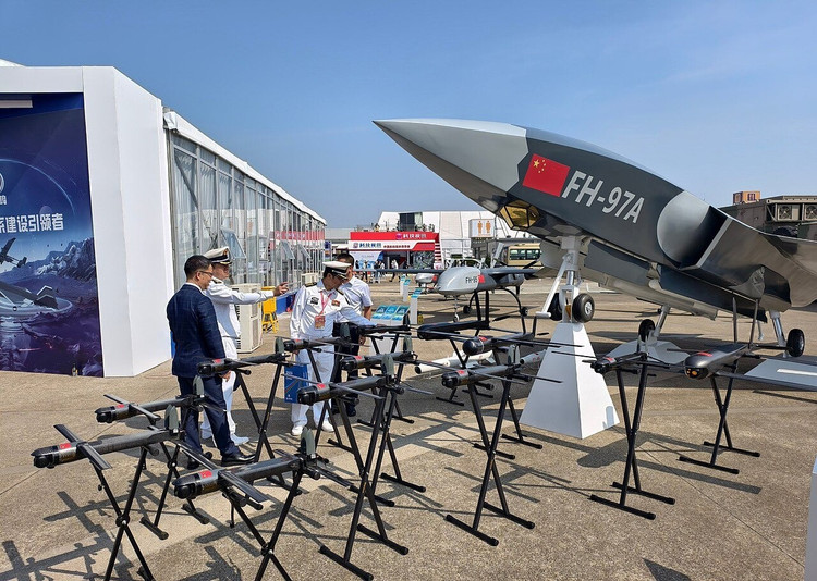 天安門広場にFH-97が展示されたことで、多くの専門家は中国が群空軍の構想に近づいたと信じるようになった。群空軍とは、従来の航空機よりもはるかに低コストで無人機が大規模な作戦を調整できるシステムである。 6-6298.jpg