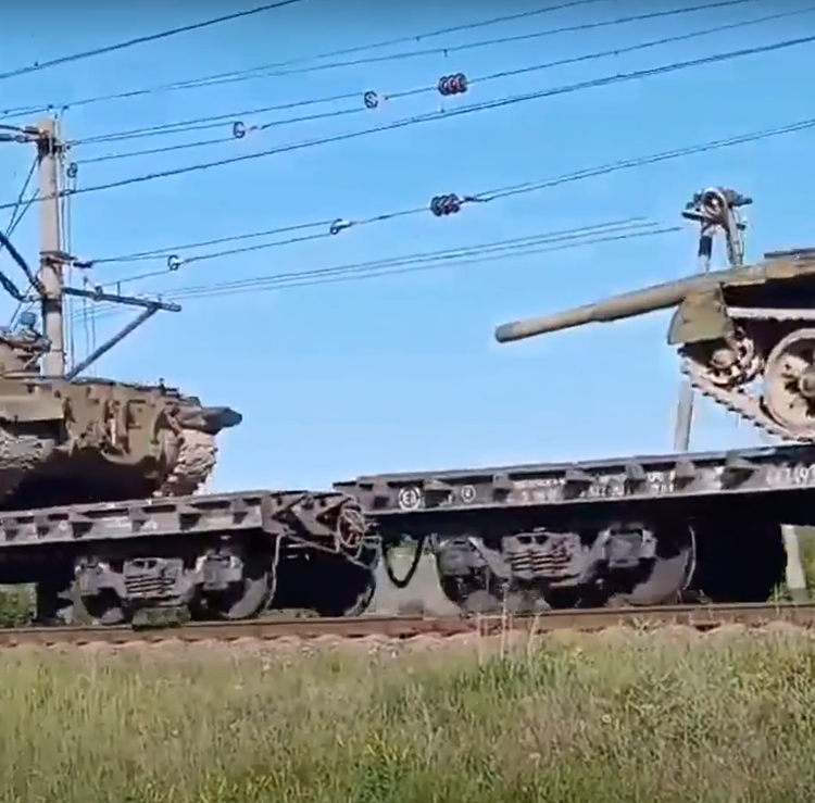 Da die Panzerproduktionslinien die Verluste auf dem Schlachtfeld nicht schnell genug kompensieren konnten, war Moskau gezwungen, ältere Panzer aus der Langzeitlagerung zu holen und zu überholen, bevor sie auf dem ukrainischen Schlachtfeld eingesetzt wurden. Foto: @19FortyFive. 9.png