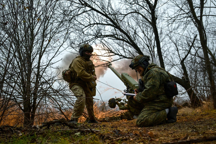 In einer Erklärung auf seinem Telegram-Kanal erklärte das russische Verteidigungsministerium, seine Streitkräfte hätten in der Region Donezk, dem Epizentrum heftiger Kämpfe, „weiterhin die feindliche Verteidigung durchbrochen“. Dies wird als Versuch gewertet, Moskaus Vorteil auf dem Schlachtfeld nach wochenlangem Druck an der Ostfront zu festigen. 1-anh-the-defense-post.jpg