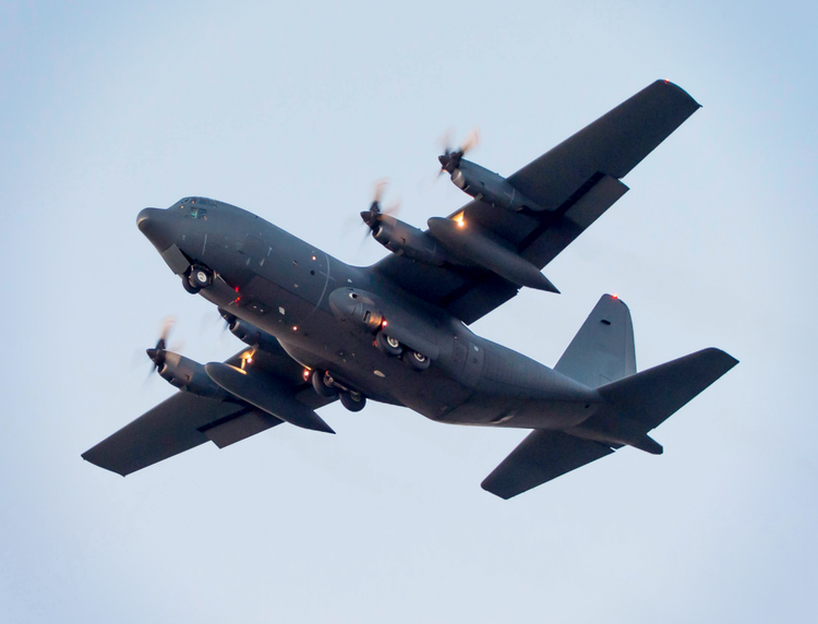 Основная область, в которой C-130 будет в невыгодном положении по сравнению с B-2, помимо выживаемости и возможности нести два GBU-57 Massive Ordnance Penetrator (MOP) одновременно, связана со скоростью и высотой самолета. C-130 летит значительно ниже и медленнее, чем B-2, что повлияет на общую ударную силу сброшенного оружия. Фото: @ WinAir. 8-9635.png