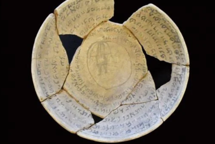 The second bowl features the angels Michael and Raphael, along with groups of angels that appear in the Hebrew quote from Psalm 121:7, “The Lord will protect you from all evil” (Adonai yishmorcha mikol ra). The third bowl features a demon. Photo: @IAA. 5-7418.png