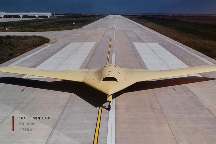 Malan ist nicht das erste Land, das merkwürdige Designs enthüllt. Bereits im Mai zeigten Satellitenbilder hier ein weiteres riesiges Drohnenflugzeug, das angeblich für einen Testflug bereit ist. Die aufeinanderfolgenden Entdeckungen beweisen, dass Peking die Investitionen in das Drohnenprogramm der neuen Generation stark vorantreibt. 8-3537.jpg