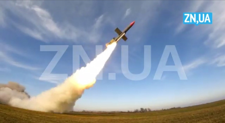 Le lendemain, Ukrainska Pravda publiait deux vidéos montrant le missile Flamingo lancé depuis une plateforme sur rails sur un tracteur à deux essieux. Dans une autre vidéo, le missile semble avoir été utilisé lors d'une véritable attaque sur le territoire russe. Ces images montrent que l'Ukraine ne s'est pas arrêtée au stade des essais, mais a déjà utilisé le Flamingo en combat réel. 2-anh-militarnyi.jpg