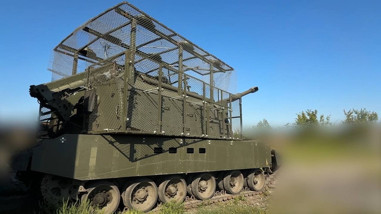 Therefore, in the latest move, Russia has begun equipping the new 152mm 2S19M2 Msta-S self-propelled gun with temporary protective cages and electronic warfare antennas, aiming to prolong the survivability of this artillery on the battlefield. Photo: @defence-blog. 2-4928.jpg