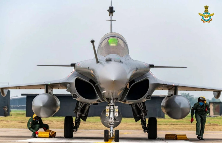 エコノミック・タイムズによると、インド空軍はフランスと直接契約を結び、114機のMRFAプログラムに基づきラファール戦闘機の増産を目指している。この契約は、国際入札ではなく、納入の迅速化、コスト削減、既存インフラの活用を目的としている。この動きは、中国とパキスタンとの緊張が高まる中で行われた。 1-anh-army-recognition.jpg