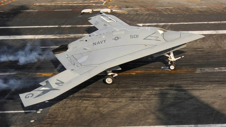 Westliche Experten verglichen die neue Drohne umgehend mit der RQ-180, einem streng geheimen Spionageflugzeug der US Air Force. Die Form eines sich drehenden Drachens und die große Flügelspannweite weisen deutliche Ähnlichkeiten auf. Sollte dies zutreffen, versucht China offensichtlich, den technologischen Abstand zu den USA im Bereich fortschrittlicher Tarnkappen-Drohnen zu verringern. 7-6020.jpg