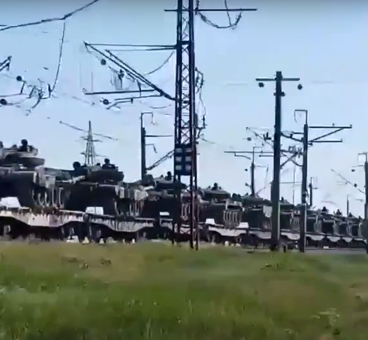 Nun arbeitet die russische Industrie daran, die Lebensdauer dieser veralteten Panzer erneut zu verlängern. Foto: @19FortyFive. 4-9321.png