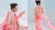 "Phú bà" Lý Nhã Kỳ gợi cảm với đầm xẻ cao, hở trọn tấm lưng