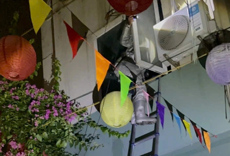 Cảnh sát dùng thang để giải cứu các nạn nhân mắc kẹt. capture.png