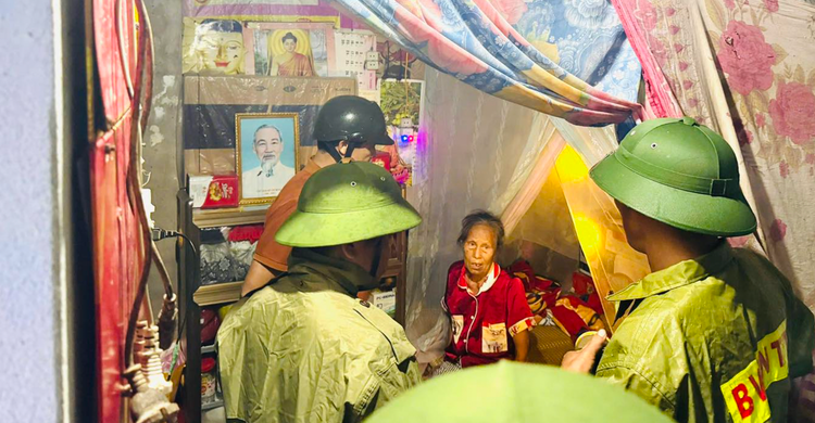 Lực lượng chức năng tổ chức bảo đảm an toàn cho người dân trong ngày mưa bão. anh-chup-man-hinh-2025-09-29-luc-082709.png