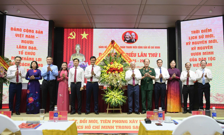 Tiền phong. z6903152312121-c004a50a796c16767d961eb9af7a1f0a.jpg