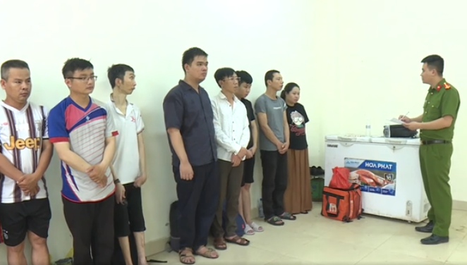 Phương thức thứ hai là môi giới mại dâm với tên gọi "môi giới mại dâm toàn quốc", gồm 137 nhóm trao đổi (forum), chia thành 4 khu vực trên toàn quốc, gồm: Hải Phòng, các tỉnh phía Bắc, miền Trung và miền Nam; tuyển dụng các đầu mối quản lý, cung cấp gái mại dâm (gọi là "nhà cung cấp"); gái mại dâm có nhu cầu quảng cáo, hoạt động sẽ liên hệ, thỏa thuận mức phí với "nhà cung cấp" hoặc "nhà quản lý khu vực" để được đăng tải các thông tin, hình ảnh của mình lên diễn đàn (có hàng ngàn thông tin gái bán dâm). (Ảnh nhóm đối tượng trong đường dây) capture-8648.png