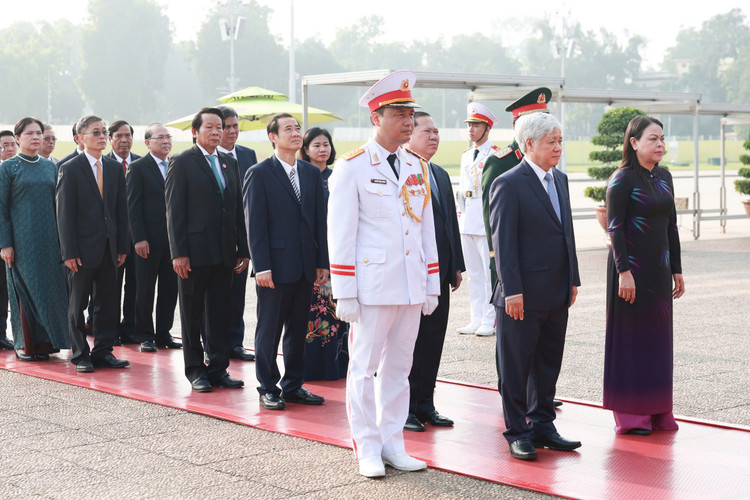 Đoàn đại biểu Đảng bộ MTTQ, các đoàn thể Trung ương viếng Lăng Chủ tịch Hồ Chí Minh. a186849fbbe131bf68f0.jpg