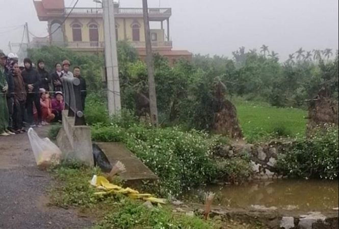 Thi thể được xác định là nam giới, có một bao tải dứa trùm kín từ đầu xuống tới bụng. Tiến hành khám nghiệm, bác sĩ pháp y cho biết trên người nạn nhân có rất nhiều vết thương do vật sắc nhọn gây ra. Trên đầu thi thể cũng có vết bầm, nhưng không ảnh hưởng tới sọ não. (Ảnh minh họa, nguồn internet) Thi thể được xác định là nam giới, có một bao tải dứa trùm kín từ đầu xuống tới bụng. Tiến hành khám nghiệm, bác sĩ pháp y cho biết trên người nạn nhân có rất nhiều vết thương do vật sắc nhọn gây ra. Trên đầu thi thể cũng có vết bầm, nhưng không ảnh hưởng tới sọ não. (Ảnh minh họa, nguồn internet)