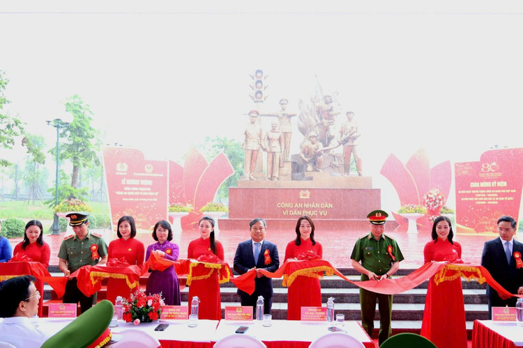 Baoquangninh. 2394105-z6901789882676-9c301742897f804b156b9865754fb91a-10030613.jpg