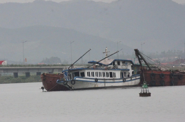 Tàu Vịnh Xanh 58 bị hư hỏng nặng sau vụ lật chết người trên vịnh Hạ Long. anh-chup-man-hinh-2025-08-12-luc-093506.png