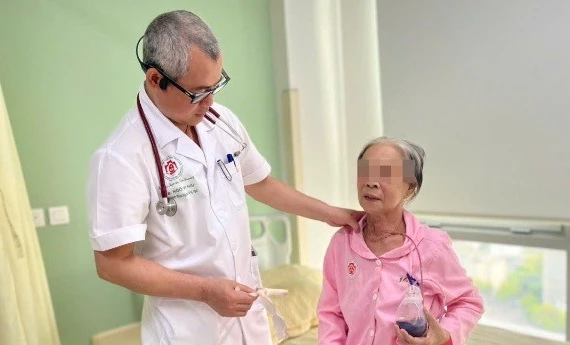 Bác sĩ thăm khám cho bệnh nhân sau phẫu thuật