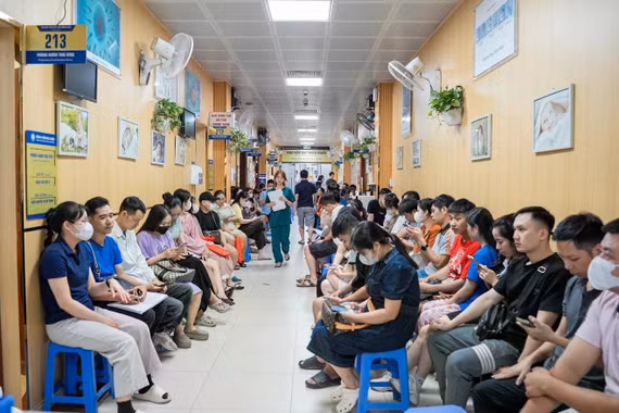 [GALLERY] Hành lang bệnh viện chật kín người trẻ khám sức khỏe sinh sản
