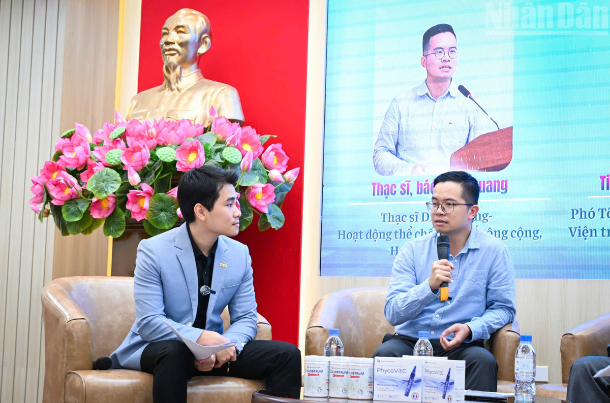 Thạc sĩ, bác sĩ Từ Quang – Thạc sĩ Dinh dưỡng-Hoạt động thể chất và y tế công cộng, Học viện Quân y trao đổi tại buổi tọa đàm. Ảnh: THÀNH ĐẠT