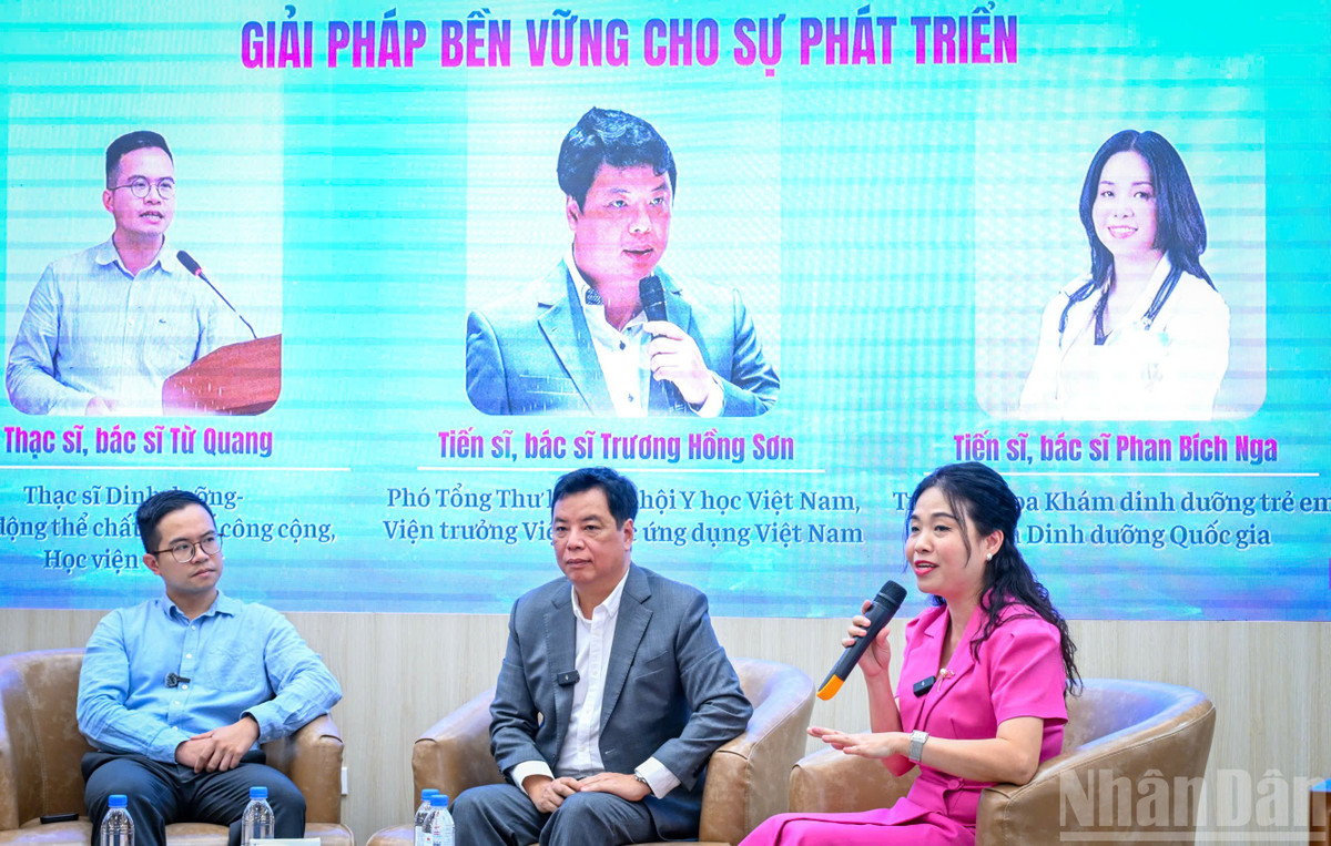 Tiến sĩ, bác sĩ Phan Bích Nga - Giám đốc Trung tâm Khám và tư vấn dinh dưỡng trẻ em, Viện Dinh dưỡng Quốc gia trao đổi tại tọa đàm. Ảnh: THÀNH ĐẠT