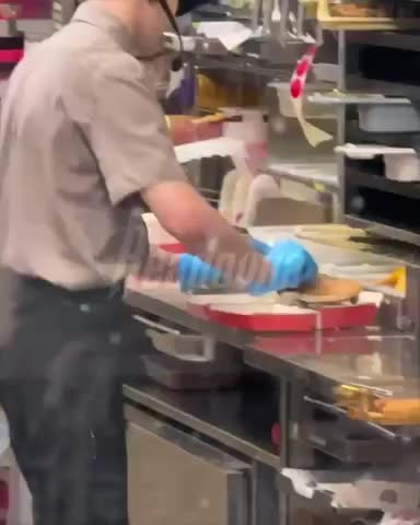 Sau tranh c&atilde;i, nh&acirc;n vi&ecirc;n nhổ nước bọt v&agrave;o burger của kh&aacute;ch ...