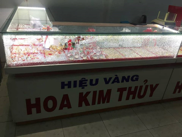 Thanh niên bịt mặt cướp tiệm vàng ở Quảng nam Thanh nien bit mat cuop tiem vang o Quang nam