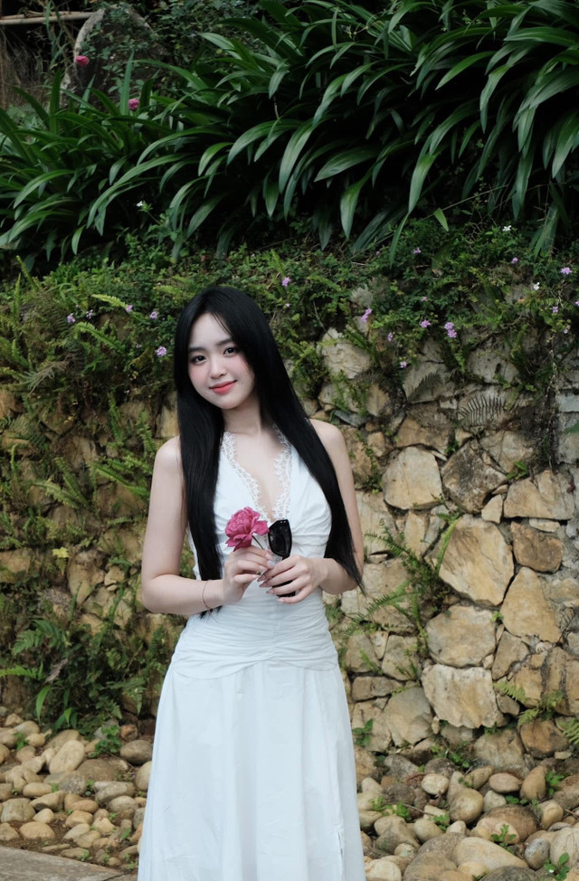 Cô nàng tự tin tạo dáng với nhiều biểu cảm khác nhau nhưng điểm chung là đều toát lên thần thái cuốn hút. b6.jpg