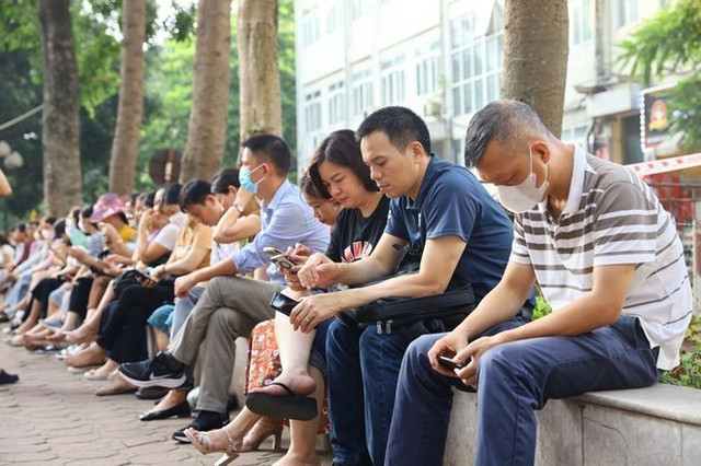 Những ông bố, bà mẹ cũng cùng "thi" với các sĩ tử. h1.jpg