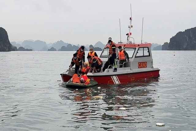 Lực lượng chức năng phát hiện một thi thể nam giới trên vịnh Hạ Long, nghi là nạn nhân vụ lật tàu du lịch Vịnh Xanh 58 ẢNH: N.H 1-6-1753517286731791089015.jpg