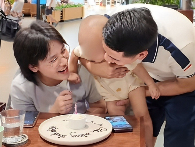 Chiến và Trang vừa ăn mừng sinh nhật 1 tuổi của con trai vào ngày 14/6. Ảnh: @chientpb/TikTok. gdgtc-1.jpg