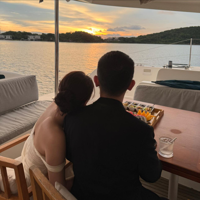 Á hậu Tâm Như ghi điểm bởi viusal thăng hạng, ánh mắt và nụ cười đều toát ra năng lượng của sự vui vẻ, viên mãn. Chồng cô cũng lên đồ sang trọng, thể hiện sự cưng chiều vợ ra mặt. a7.jpg