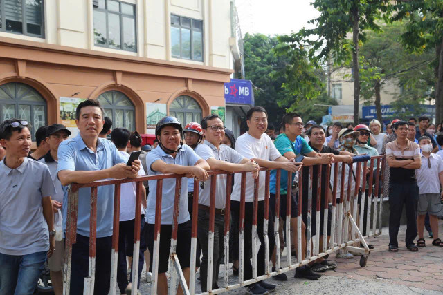 Không chỉ có sĩ tử mà các bậc phụ huynh cũng "đứng ngồi không yên". a2.jpg