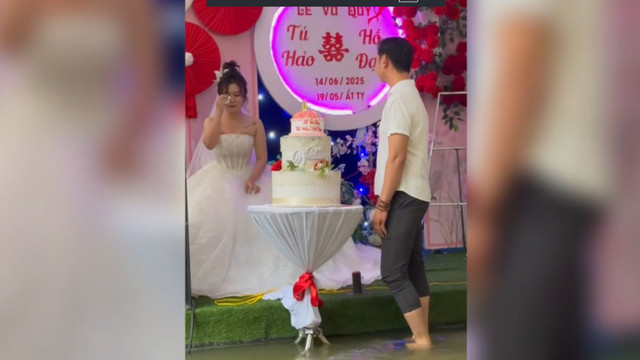 Cô dâu Huế khóc nức nở vì khách lội nước lũ bì bõm đến dự đám cưới. e1.png