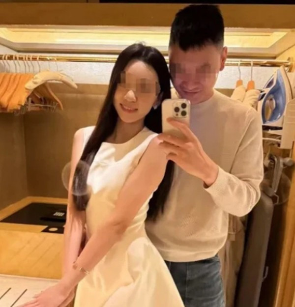 Ảnh được cho là selfie của "cựu giám đốc Xiaomi" với một trong các cô "sugar baby". Ảnh: Weibo. Ảnh được cho là selfie của "cựu giám đốc Xiaomi" với một trong các cô "sugar baby". Ảnh: Weibo.
