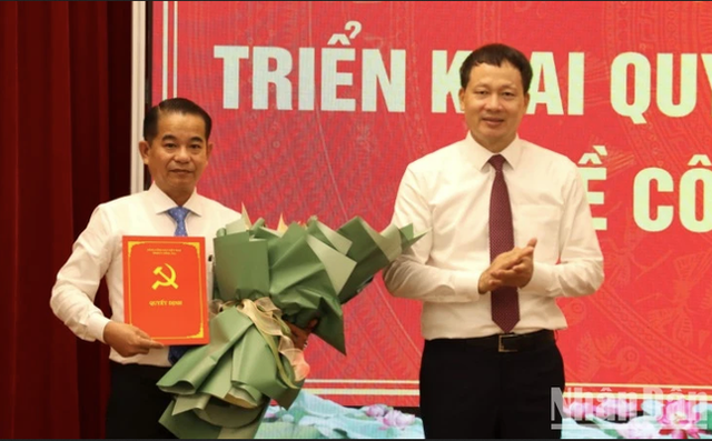 Ông Vũ Hồng Văn, Bí thư Tỉnh ủy Đồng Nai trao quyết định của Ban Bí thư Trung ương Đảng chuẩn y ông Thái Bảo giữ chức Phó Bí thư Tỉnh ủy. Ảnh: Báo Nhân Dân a4.png