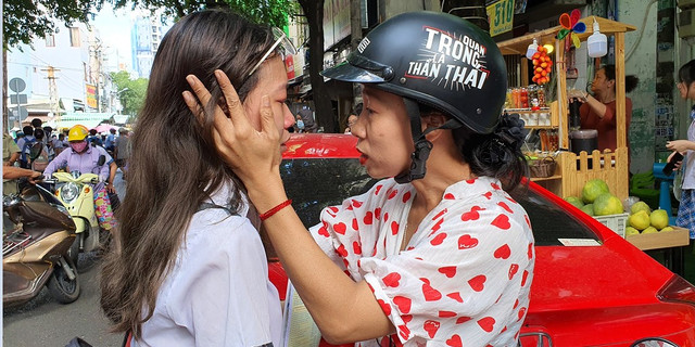 Phụ huynh làm tâm lý kĩ càng cho các "sĩ tử" trước khi vào trường thi. h2.png