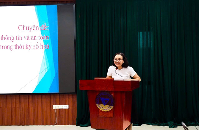 Đồng chí Nguyễn Thị Luyến, đảng viên Chi bộ Văn phòng, trình bày chuyên đề Đồng chí Nguyễn Thị Luyến, đảng viên Chi bộ Văn phòng, trình bày chuyên đề
