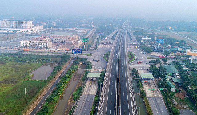 Đường cao tốc Cầu Giẽ - Ninh Bình, đoạn qua nút giao Liêm Tuyền. Ảnh: Trương Dũng/ Vietnamnet san-bay-ninh-binh-vietnamnet-2967.jpg
