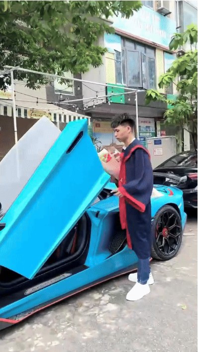 Chàng trai lái siêu xe đi dự lễ tốt nghiệp. Video: N.V.Đ sadasdsadasdsads.png