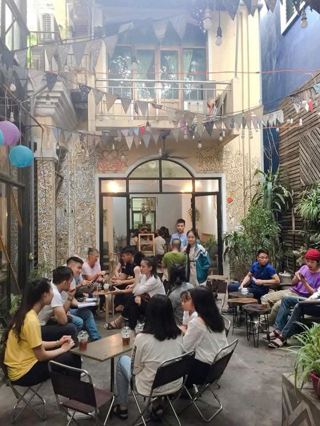 Quán cafe của anh Bình Đặng đã hoạt động ổn định, ngày càng đông khách. anh-3.jpg