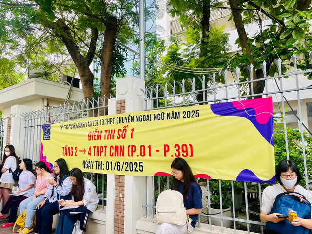Những phút giải lao hiếm hoi và nụ cười quyết tâm của các sĩ tử trước kỳ thi tuyển sinh vào lớp 10 Trung học Phổ thông (THPT). a3.jpg