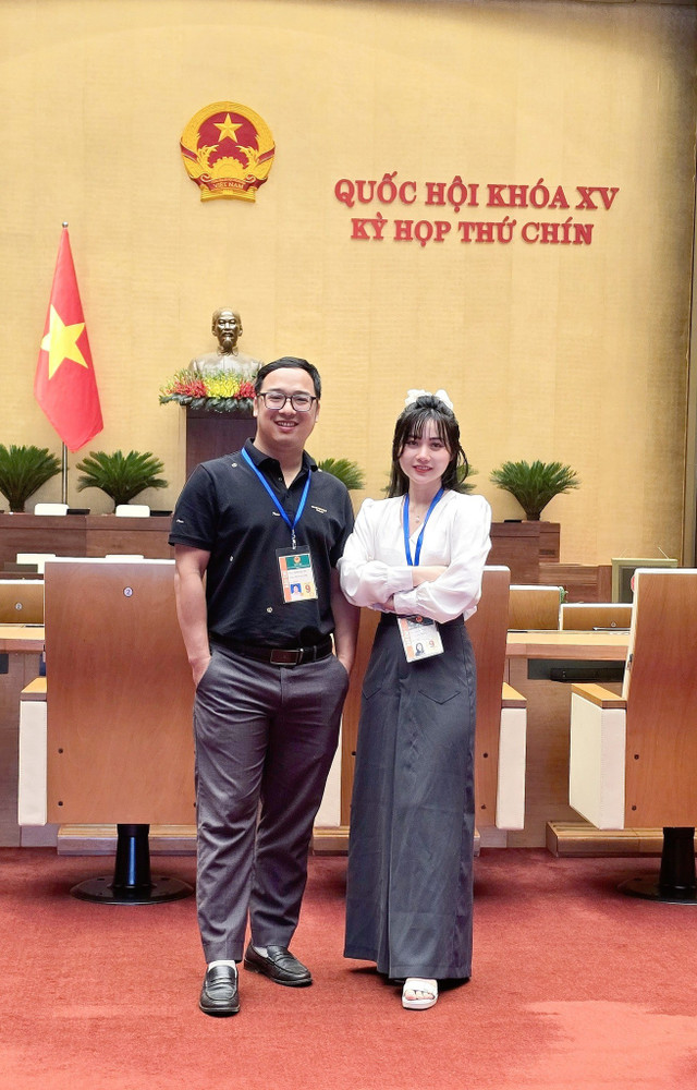 Nhà báo Hữu Tuấn và vợ cùng đi tác nghiệp. vo-chong-pv-huu-tuan.jpg