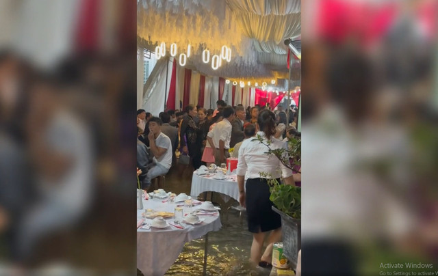 Cô dâu chia sẻ giữa sân nhà ngập nước khi thấy quan khách lội nước, đi ghe đến chung vui trong đám cưới mùa lũ giữa lòng TP Huế. e2.png