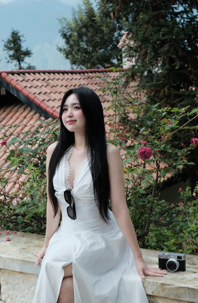 Ánh mắt to tròn, đôi môi căng mọng và nụ cười mỉm duyên dáng càng khiến nhan sắc của Lê Phương Anh thêm phần "gây mê". b5.jpg